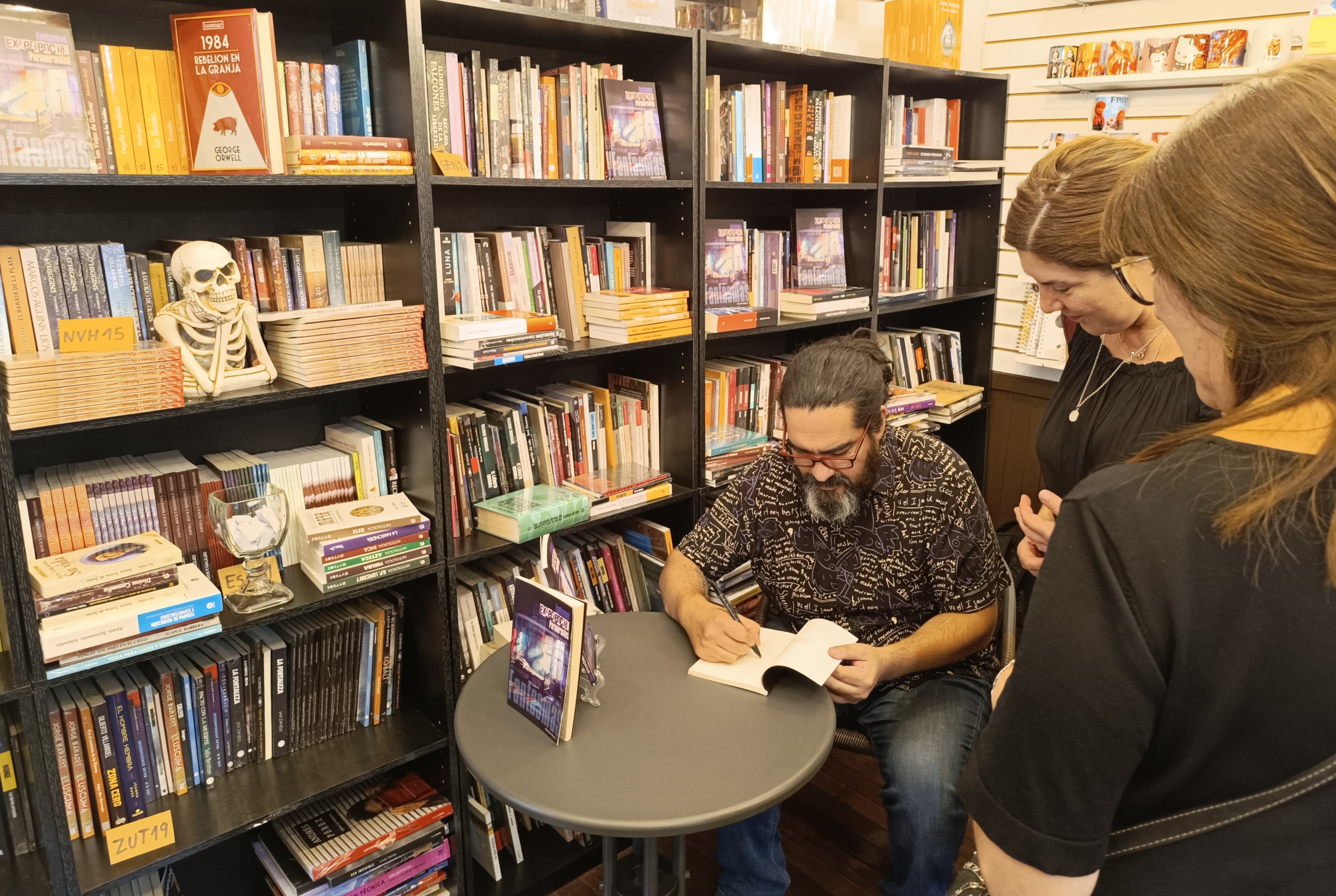 Presentación y firma de libros: Mauricio Reyes T. En Chillán